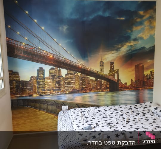 טפט גשר מואר על רקע שקיעה